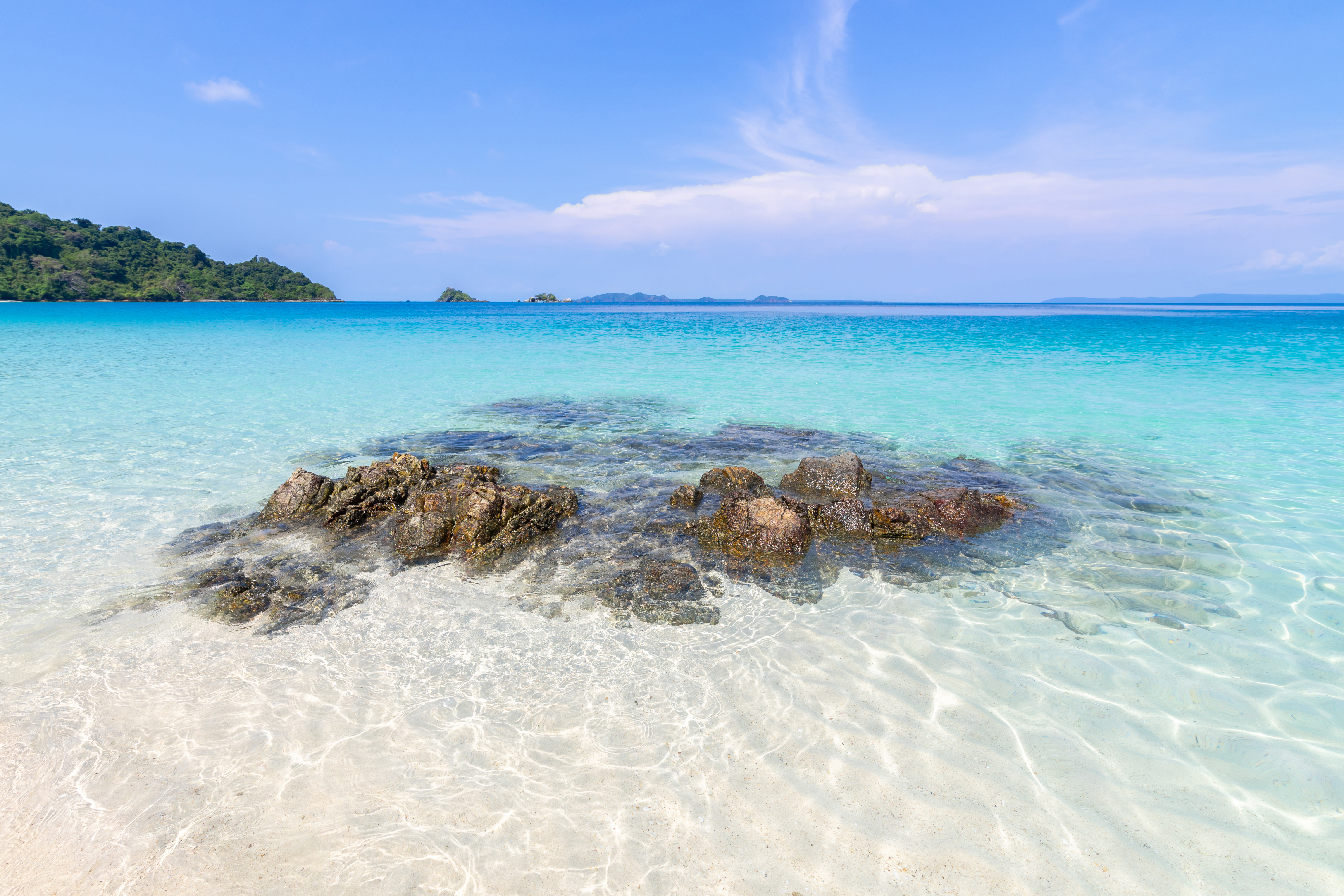 1752495935_152505-beautiful-beach-view-koh-chang-island-seascape-trad-province-eastern-thailand-blue-sky-background (4).jpg